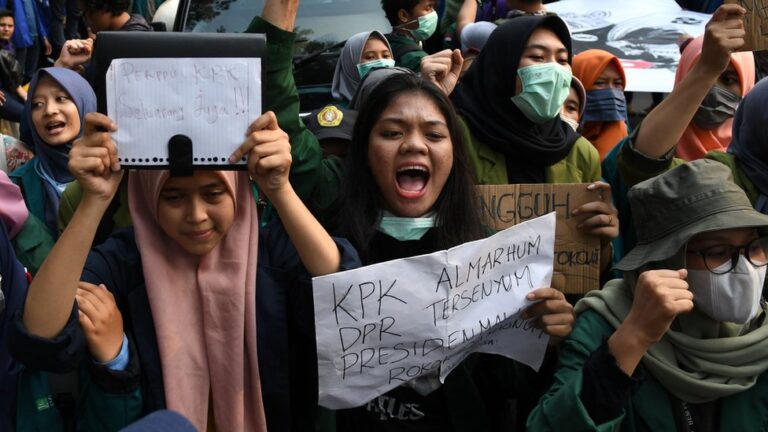 _109426182_antarafoto-unjuk-rasa-mahasiswa-tuntut-perppu-kpk-171019-app-5