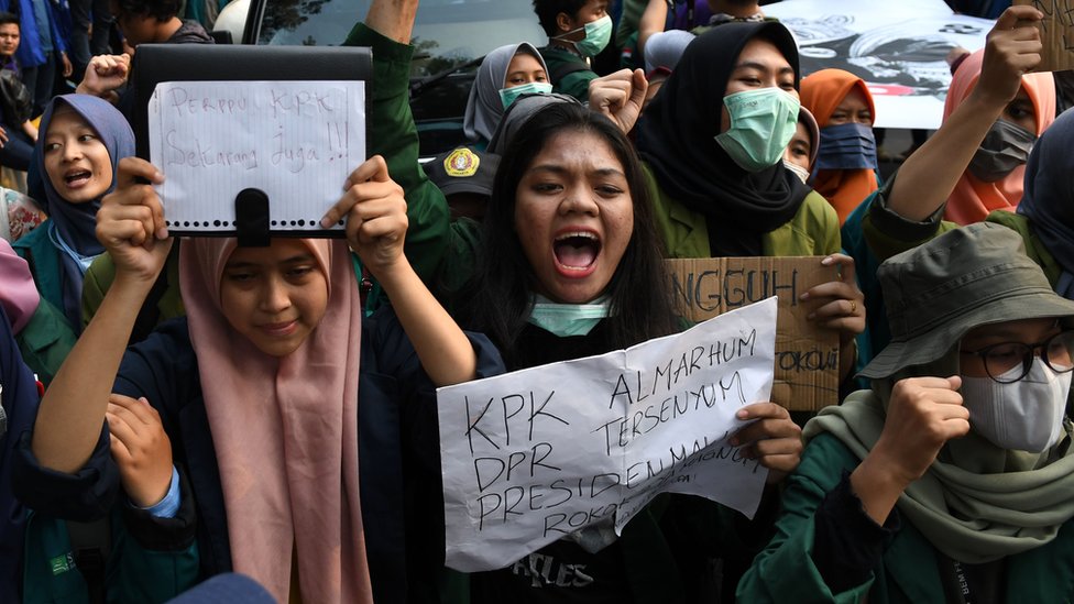 _109426182_antarafoto-unjuk-rasa-mahasiswa-tuntut-perppu-kpk-171019-app-5