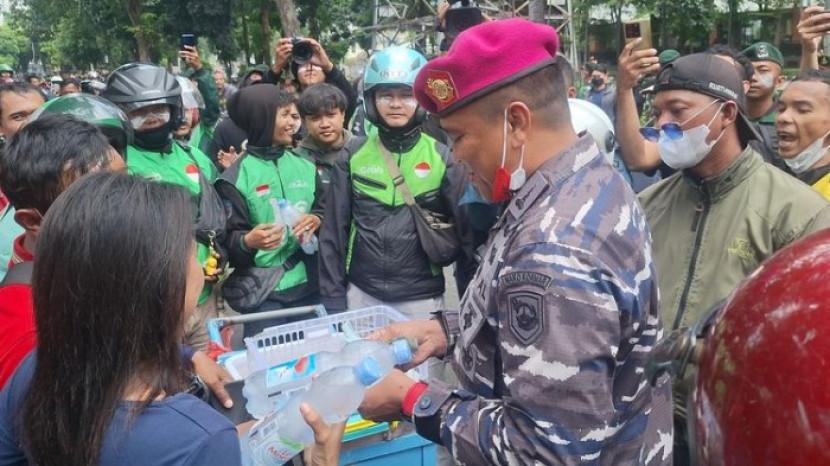 Anggota-marinir-TNI-AL-bagi-uang