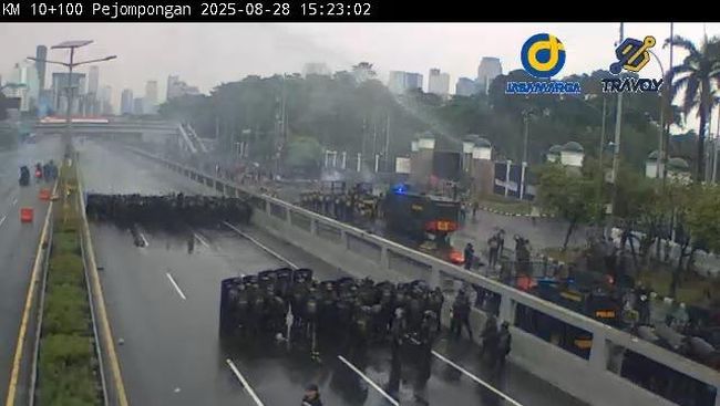 pendemo-di-depan-dpr-masuk-tol-dalam-kota-jakarta-kamis-2882025-1756371360954_169