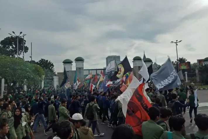 Ribuan-Mahasiswa-dan-Pelajar-Tuntut-Penghapusan-Tunjangan-DPR-di-Depan-Gedung-Parlemen-852852753